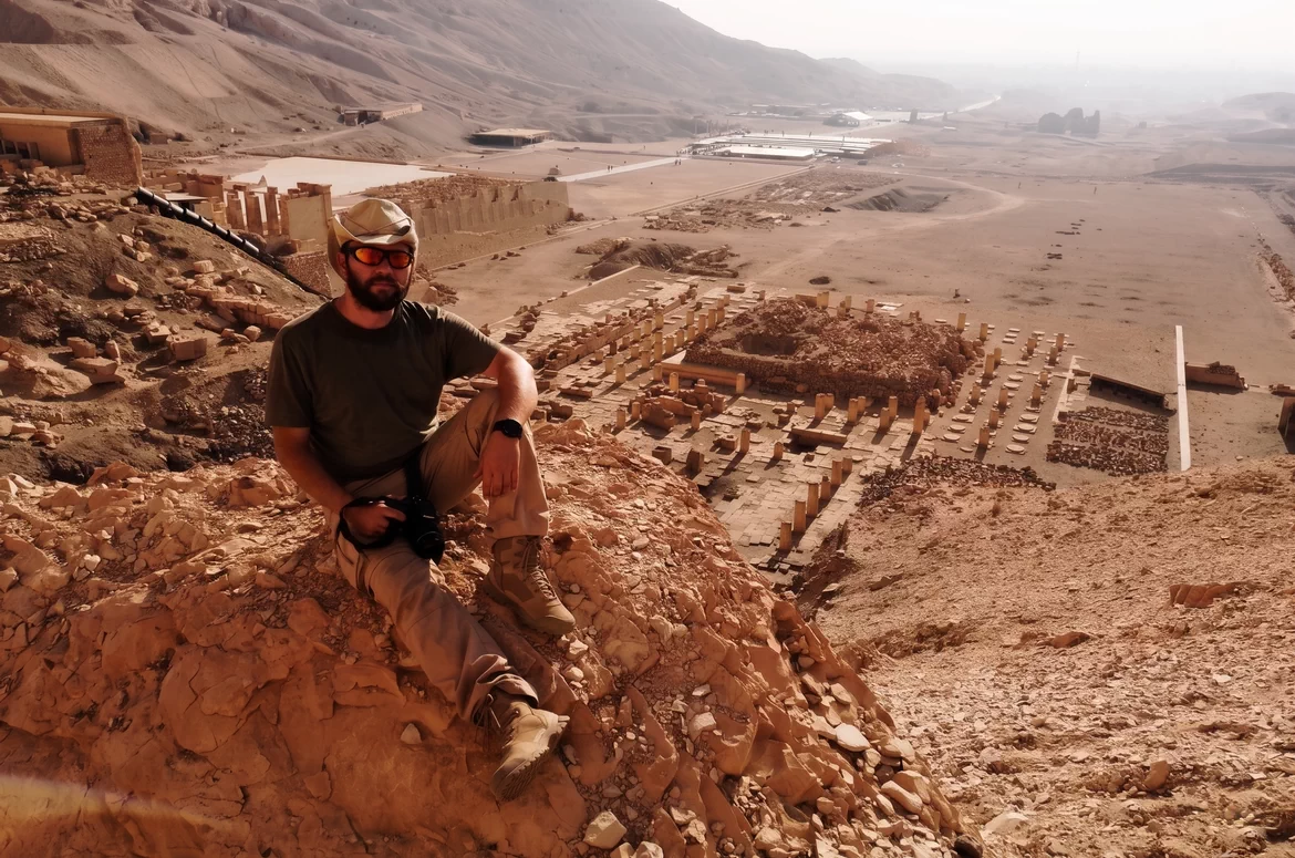 Kamil Zachert na stanowisku archeologicznym Misji Skalnej w Deir el-Bahari