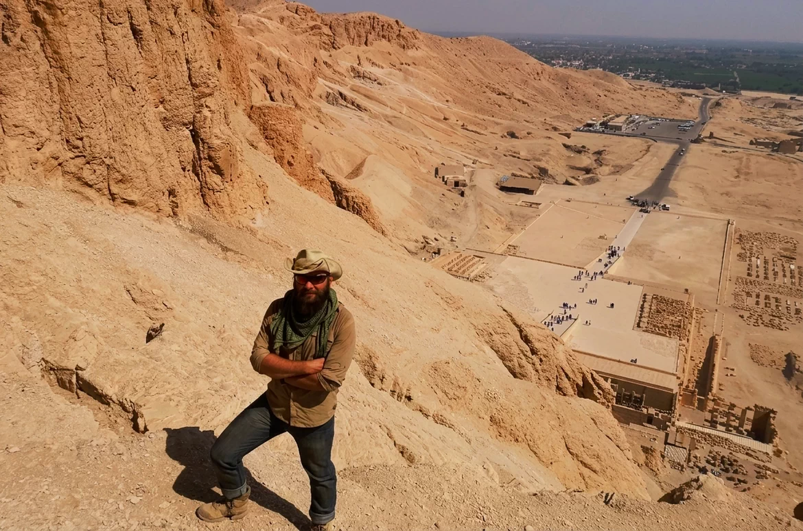 Kamil Zachert na stanowisku archeologicznym Gebel Ragab nad świątynią Hatszepsut w Deir el-Bahari